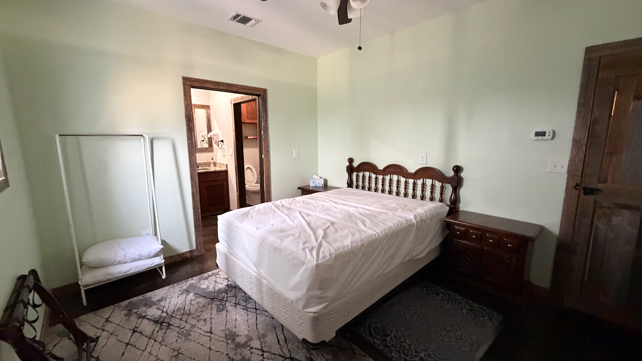 Old Barn private queen room