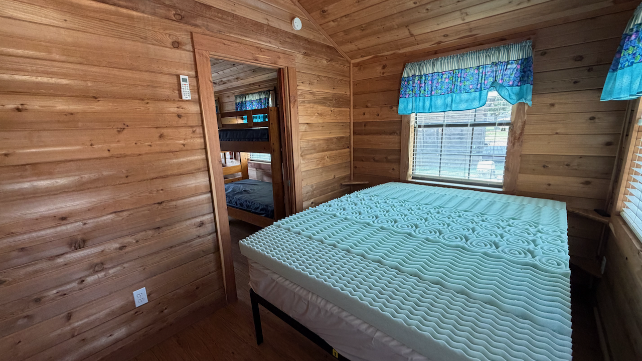 Small family-style cabin at Knott Creek Falls